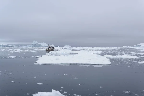 Arktische Eisberge grönland im arktischen Meer. kann man leicht erkennen, dass sich der Eisberg über der Wasseroberfläche und unter der Wasseroberfläche befindet. manchmal unglaublich, dass 90% eines Eisbergs unter Wasser liegt — Stockfoto