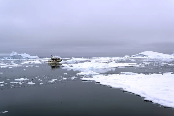 Arctic Icebergs Greenland in the arctic sea. You can easily see that iceberg is over the water surface, and below the water surface. Sometimes unbelievable that 90% of an iceberg is under water — Stock Photo, Image