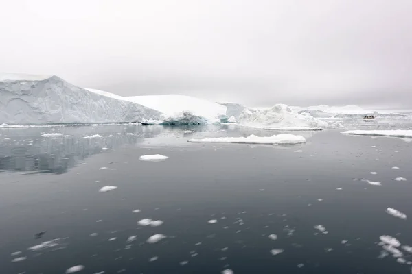 Arctic Icebergs Groenlandia en el mar Ártico. Usted puede ver fácilmente que el iceberg está sobre la superficie del agua, y debajo de la superficie del agua. A veces increíble que el 90% de un iceberg esté bajo el agua —  Fotos de Stock