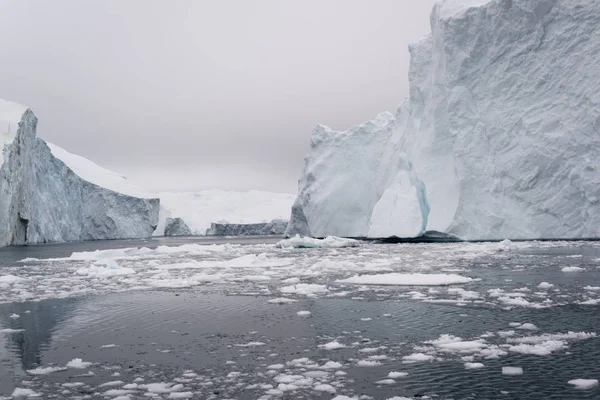 Arctic buzdağları Grönland arctic deniz '. Su yüzeyi üzerinde ve su yüzeyinin altında o buzdağı olduğunu kolayca görebilirsiniz. Bazen inanılmaz bir buzdağı yüzde 90'ını su altında olduğunu — Stok fotoğraf