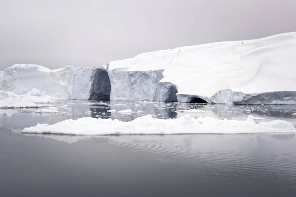 Iceberg artici Groenlandia nel Mar Artico. Si può facilmente vedere che l'iceberg è sopra la superficie dell'acqua, e sotto la superficie dell'acqua. A volte incredibile che il 90% di un iceberg sia sott'acqua — Foto Stock