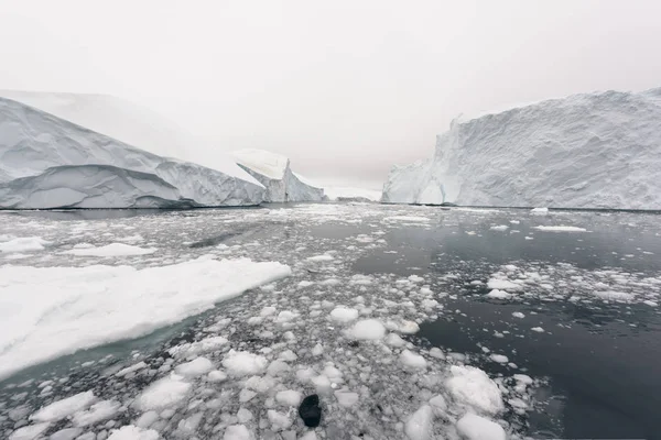 Arctic isberg Grönland i arktiska havet. Du kan enkelt se att isberget ligger över vattenytan och under vattenytan. Ibland otroligt att 90 procent av ett isberg är under vatten — Stockfoto