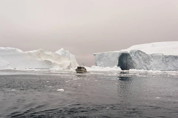 Arctic Icebergs Groenlândia no mar Ártico. Você pode facilmente ver que o iceberg está sobre a superfície da água, e abaixo da superfície da água. Às vezes inacreditável que 90% de um iceberg está debaixo d 'água — Fotografia de Stock