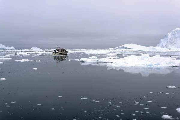 Arctic Icebergs Groenland in the arctic sea. Vous pouvez facilement voir que l'iceberg se trouve au-dessus de la surface de l'eau et sous la surface de l'eau. Parfois incroyable que 90 % d'un iceberg soit sous l'eau — Photo