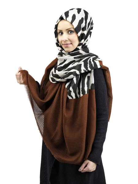 Unga muslimska kvinnor i islamiska klänning och halsduk — Stockfoto