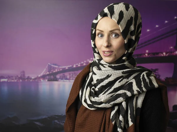Jovens mulheres muçulmanas posando com lenço — Fotografia de Stock