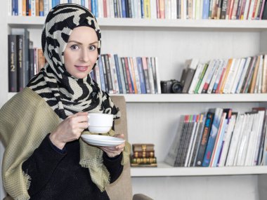 Genç Müslüman kadınlar eşarp ile poz