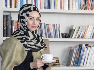 genç güzel Müslüman kadınlar eşarp ile poz