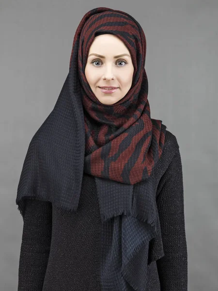 Mladé krásné muslimské ženy pózuje s šálou — Stock fotografie