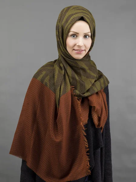 Jovem belas mulheres muçulmanas posando com cachecol — Fotografia de Stock