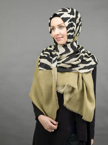 Νέοι όμορφη μουσουλμάνες γυναίκες ποζάρουν με κασκόλ — Φωτογραφία Αρχείου
