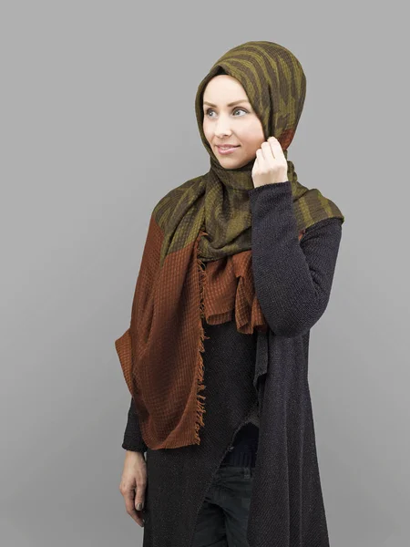 Giovani belle donne musulmane in posa con sciarpa — Foto Stock
