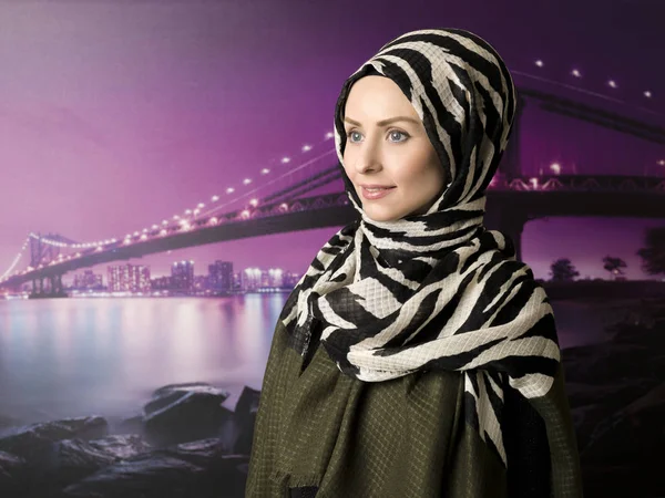 Mulheres muçulmanas jovens com cachecol — Fotografia de Stock