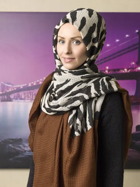 Jovens mulheres muçulmanas em vestido islâmico e lenço — Fotografia de Stock