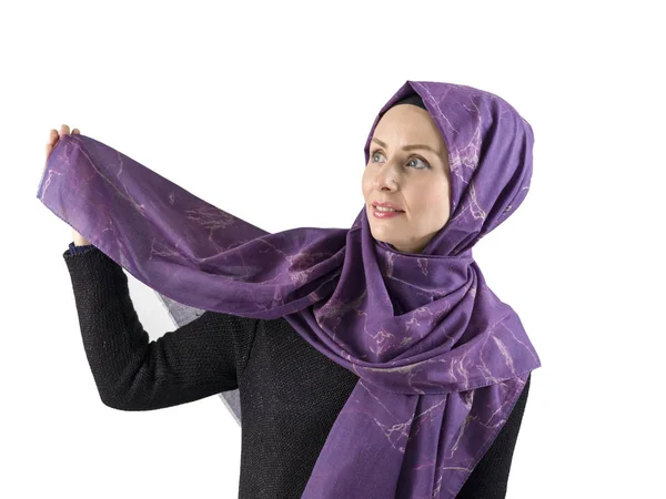 Νέων μουσουλμάνων γυναικών στο ισλαμικό φόρεμα και μαντίλι — Φωτογραφία Αρχείου