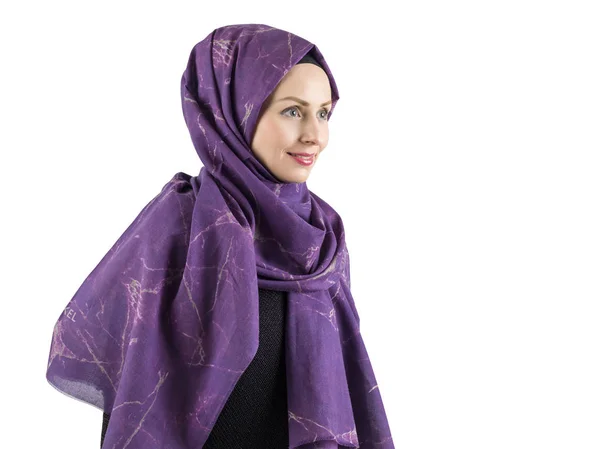 Jonge Moslimvrouwen in islamitische jurk en sjaal — Stockfoto