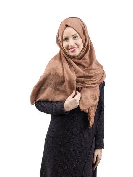スカーフを持つ若いイスラム教の女性の肖像画 — ストック写真