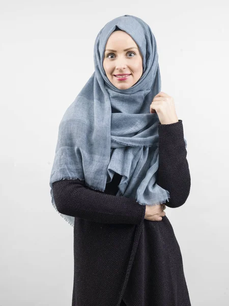 若い美しいイスラム教徒の女性の肖像画 — ストック写真
