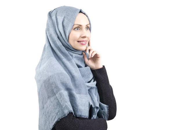 若い美しいイスラム教徒の女性の肖像画 — ストック写真