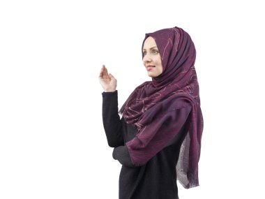 Genç Müslüman kadınlar Studio eşarp ile poz