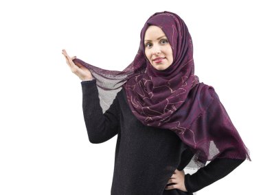 Genç Müslüman kadınlar Studio eşarp ile poz