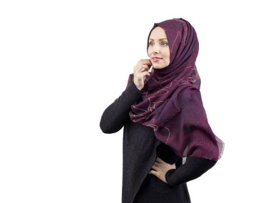 Genç Müslüman kadınlar Studio eşarp ile poz