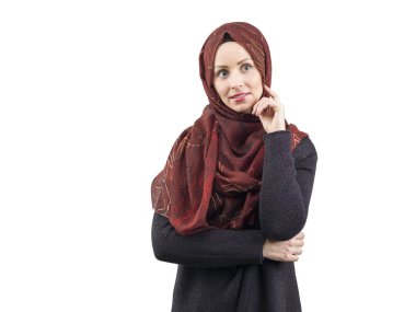 Genç Müslüman kadınlar Studio eşarp ile poz