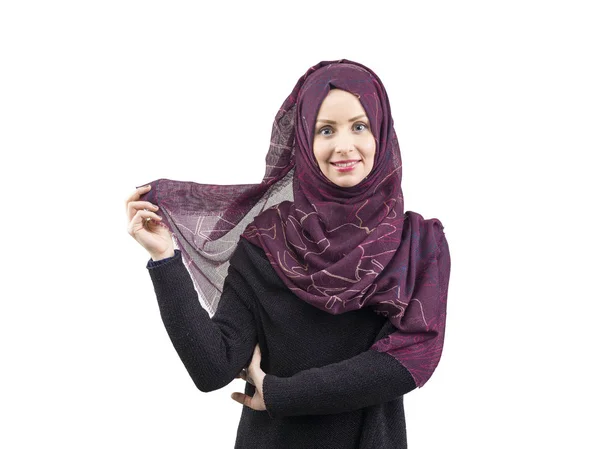 Młodych muzułmańskich kobiet pozowanie Studio z szalik — Zdjęcie stockowe