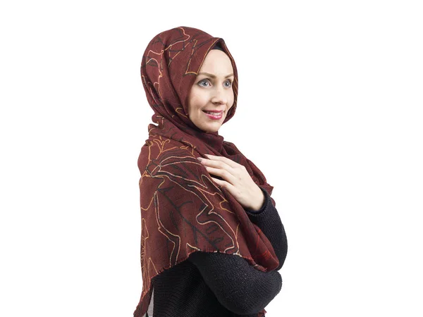 Jonge islamitische vrouwen poseren in studio met sjaal — Stockfoto