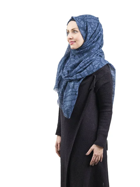 Jovem muçulmano mulheres posando em estúdio com cachecol — Fotografia de Stock