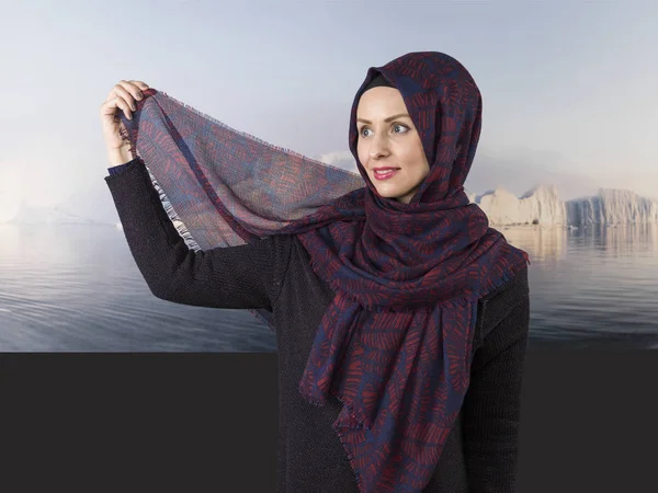 Bonito jovem muçulmano mulheres retrato com cachecol — Fotografia de Stock