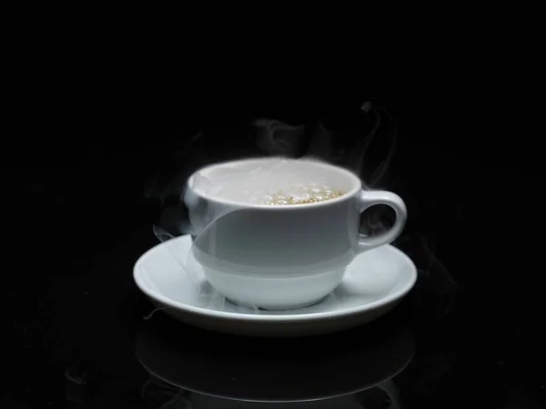Tazza calda di caffè con fumo su sfondo nero — Foto Stock