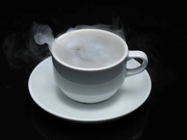 Taza de café caliente con humo sobre fondo negro —  Fotos de Stock