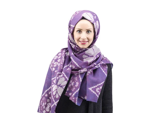 Portret pięknej młodych muzułmańskich kobiet z szalik — Zdjęcie stockowe