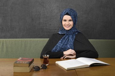 güzel genç Müslüman kadınlar dikey, İslami elbise ve eşarp