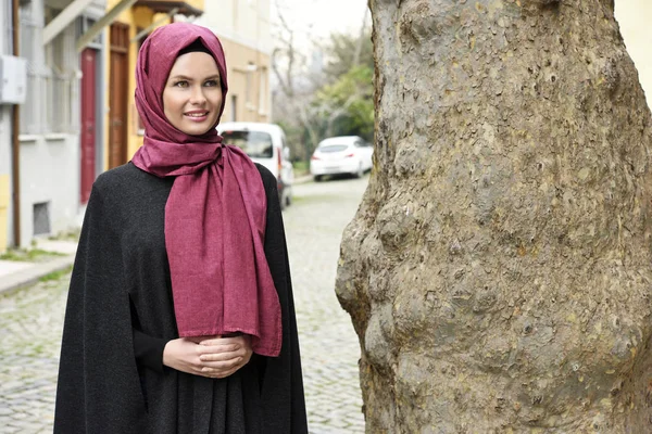 Piękne młode kobiety Muzułmańskie szal — Zdjęcie stockowe