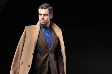 genç iş adamı ile kahverengi takım elbise poz