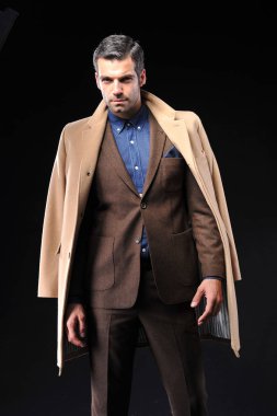 genç iş adamı ile kahverengi takım elbise poz