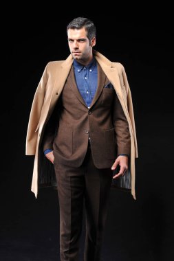 genç iş adamı ile kahverengi takım elbise poz
