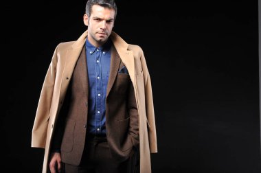 genç iş adamı ile kahverengi takım elbise poz