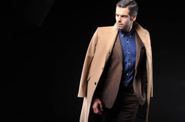 genç iş adamı ile kahverengi takım elbise poz