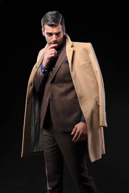 genç işadamı aşınma kahverengi takım elbise