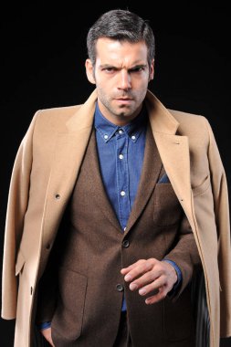 genç işadamı aşınma kahverengi takım elbise