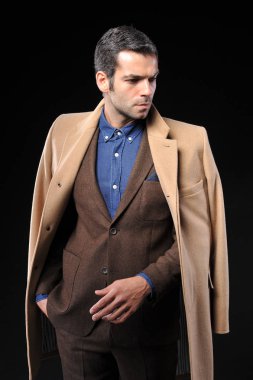 genç işadamı aşınma kahverengi takım elbise