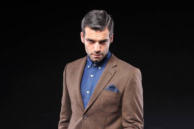 genç işadamı aşınma kahverengi takım elbise