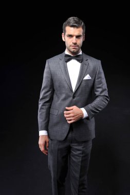 genç işadamı gary takım elbise giymek