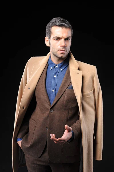 Młody biznesmen nosić brązowy garnitur — Zdjęcie stockowe