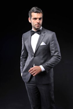genç işadamı gary takım elbise giymek