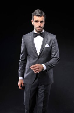 genç yakışıklı işadamı stüdyoda poz