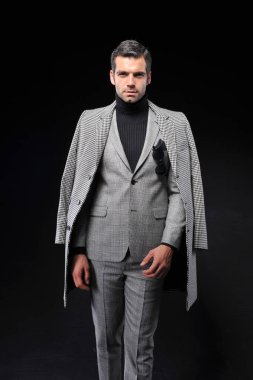 gri takım elbise ile poz işadamı